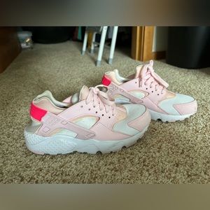 Nike girls huarache shoes